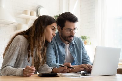 woman-man-laptop